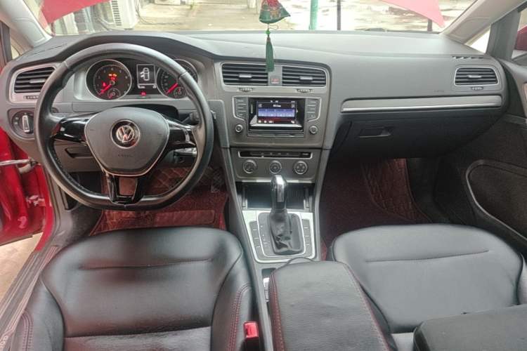 Used Volkswagen Golf 2016 230TSI Automatic Comfort Version Center Console