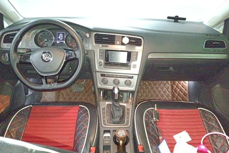 Used Volkswagen Golf 2016 230TSI Automatic Comfort Version Center Console