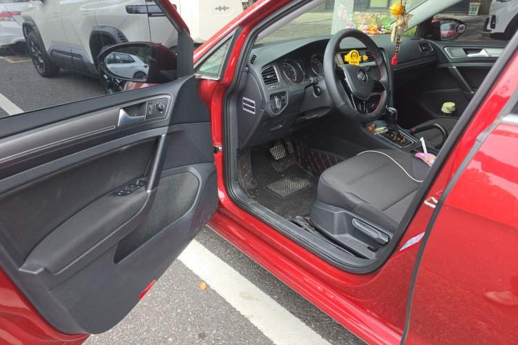 Used Volkswagen Golf 2016 230TSI Automatic Comfort Version Driver Seat