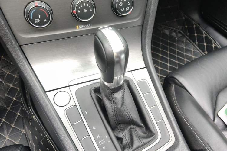 Used Volkswagen Golf 2016 230TSI Automatic Luxury Version Gear Lever