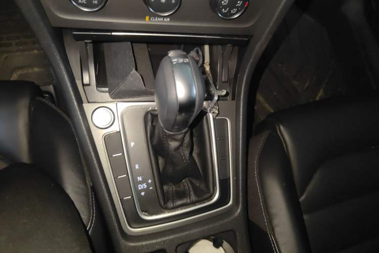 Used Volkswagen Golf 2016 230TSI Automatic Luxury Version Gear Lever
