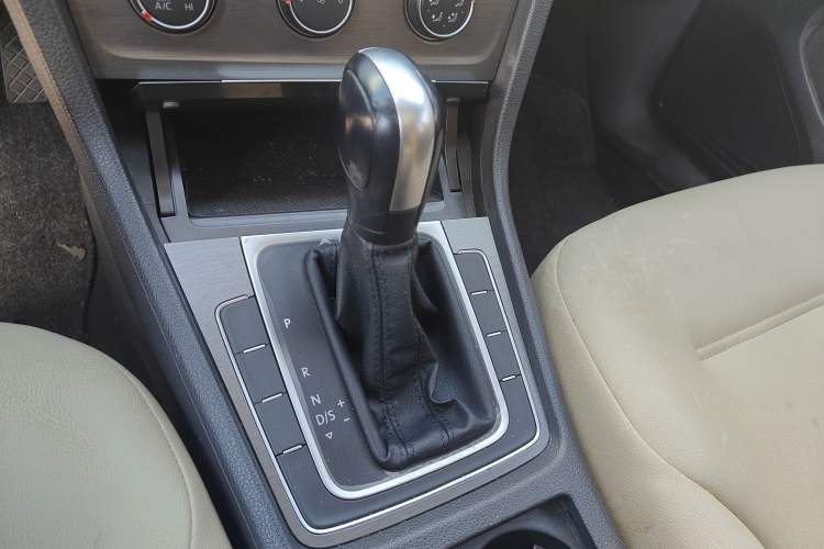 Used Volkswagen Golf 2016 1.6L Automatic Comfort Model Gear Lever