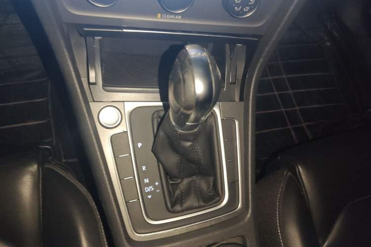 Used Volkswagen Golf 2016 230TSI Automatic Luxury Version Gear Lever