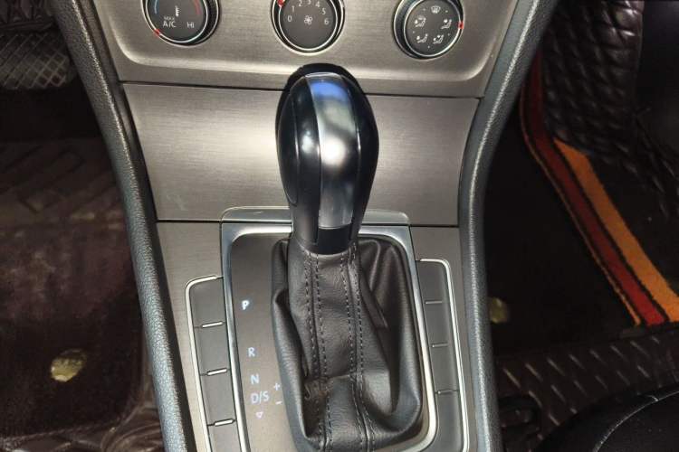 Used Volkswagen Golf 2016 1.6L Automatic Comfort Model Gear Lever