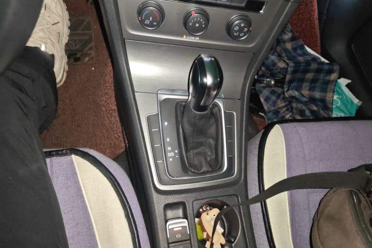 Used Volkswagen Golf 2016 230TSI Automatic Comfort Version Gear Lever