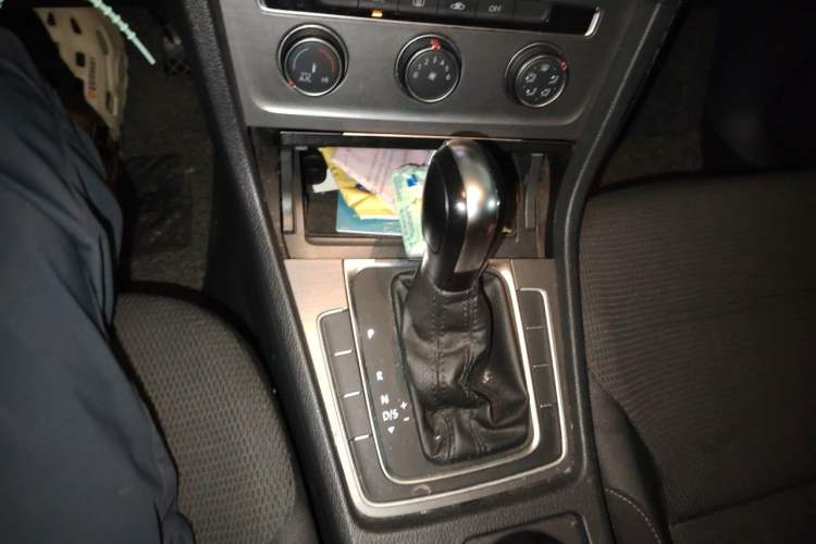 Used Volkswagen Golf 2016 1.6L Automatic Comfort Model Gear Lever