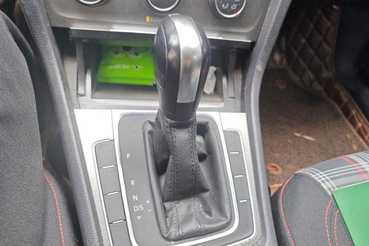 Used Volkswagen Golf 2016 1.6L Automatic Comfort Model Gear Lever