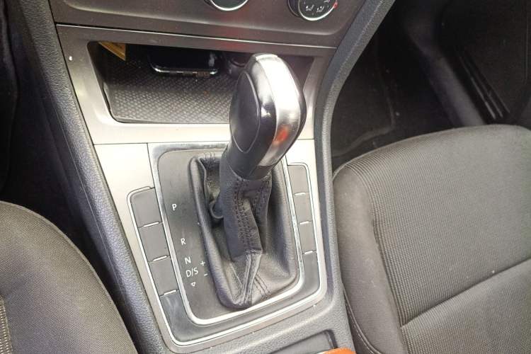 Used Volkswagen Golf 2016 1.6L Automatic Fashion Model Gear Lever