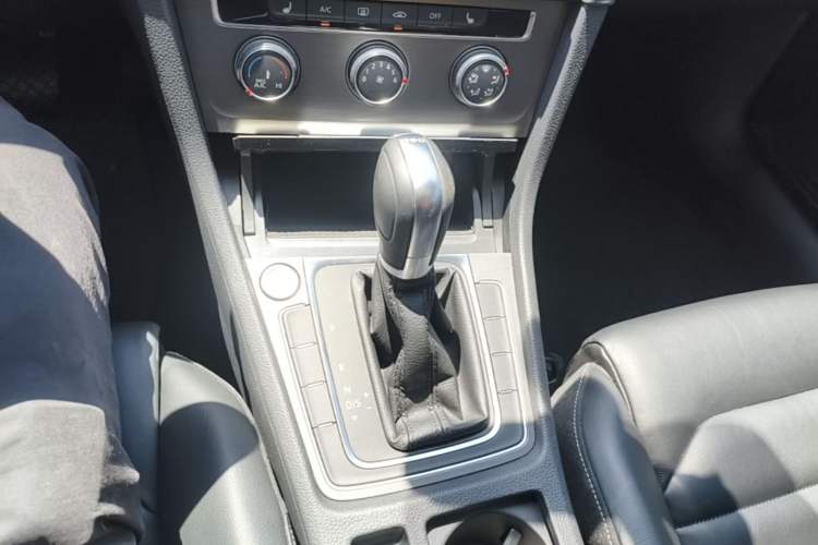 Used Volkswagen Golf 2016 230TSI Automatic Luxury Version Gear Lever
