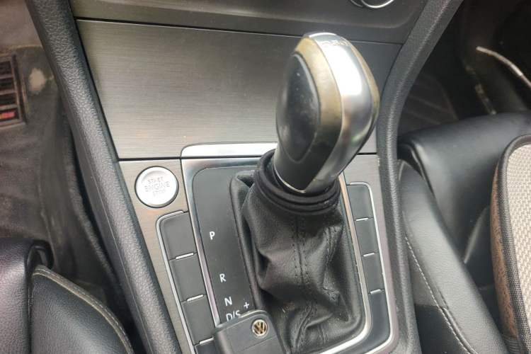 Used Volkswagen Golf 2016 230TSI Automatic Luxury Version Gear Lever