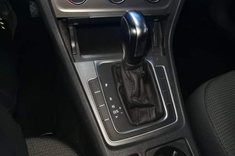 Used Volkswagen Golf 2016 1.6L Automatic Comfort Model Gear Lever
