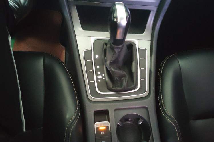 Used Volkswagen Golf 2016 1.6L Automatic Fashion Model Gear Lever