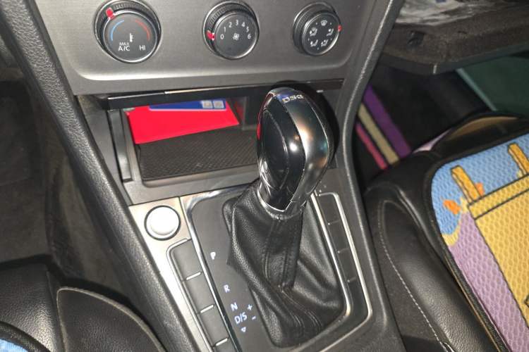 Used Volkswagen Golf 2016 230TSI Automatic Luxury Version Gear Lever