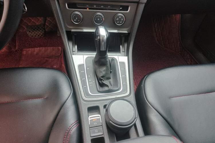 Used Volkswagen Golf 2016 230TSI Automatic Comfort Version Gear Lever