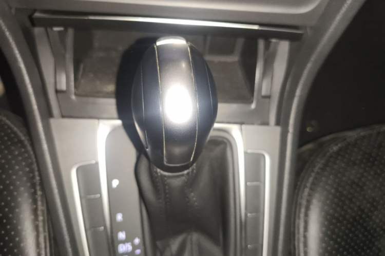 Used Volkswagen Golf 2016 1.6L Automatic Comfort Model Gear Lever