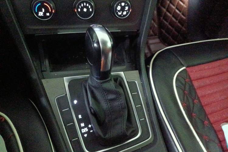 Used Volkswagen Golf 2016 230TSI Automatic Comfort Version Gear Lever