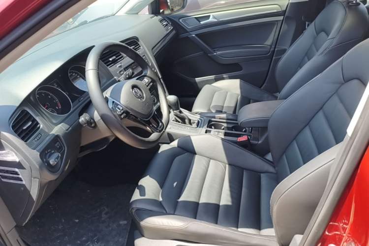 Used Volkswagen Golf 2016 230TSI Automatic Luxury Version Left Front Seat