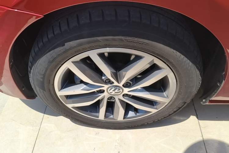 Used Volkswagen Golf 2016 230TSI Automatic Luxury Version Left Front Wheel Hub