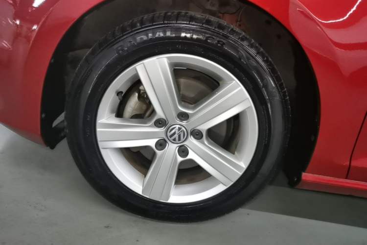 Used Volkswagen Golf 2016 1.6L Automatic Comfort Model Left Front Wheel Hub