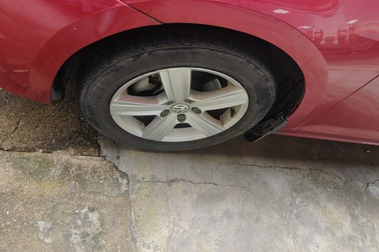 Used Volkswagen Golf 2016 230TSI Automatic Comfort Version Left Front Wheel Hub