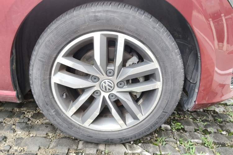 Used Volkswagen Golf 2016 230TSI Automatic Luxury Version Right Front Wheel Hub