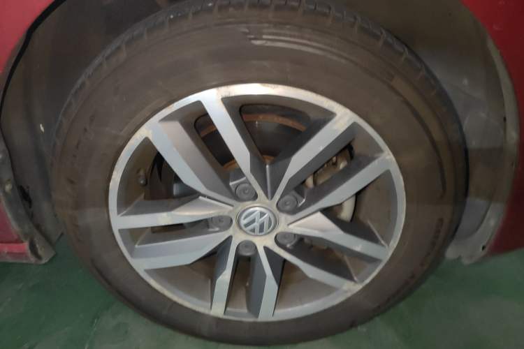 Used Volkswagen Golf 2016 230TSI Automatic Luxury Version Right Front Wheel Hub