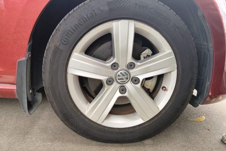 Used Volkswagen Golf 2016 230TSI Automatic Comfort Version Right Front Wheel Hub