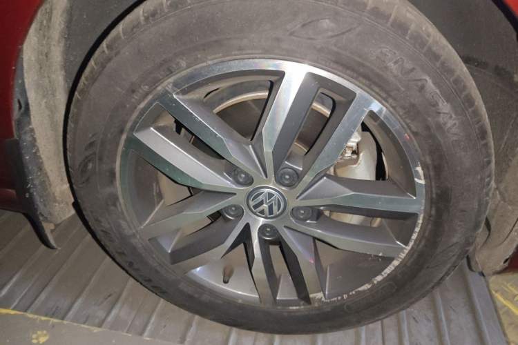 Used Volkswagen Golf 2016 230TSI Automatic Luxury Version Right Front Wheel Hub