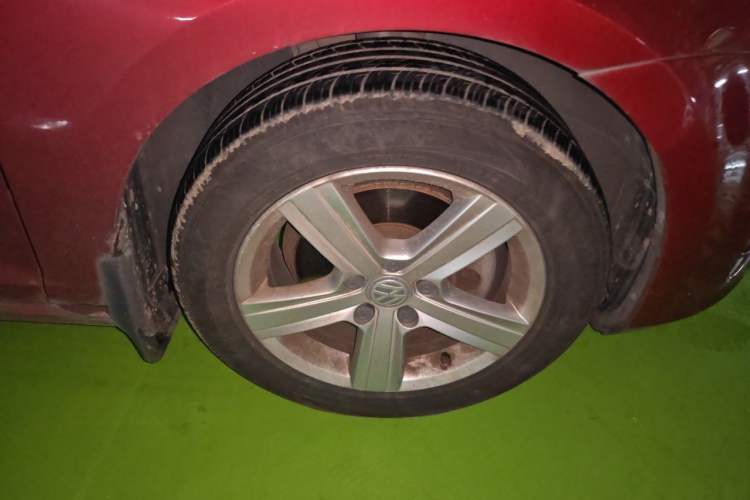 Used Volkswagen Golf 2016 230TSI Automatic Comfort Version Right Front Wheel Hub