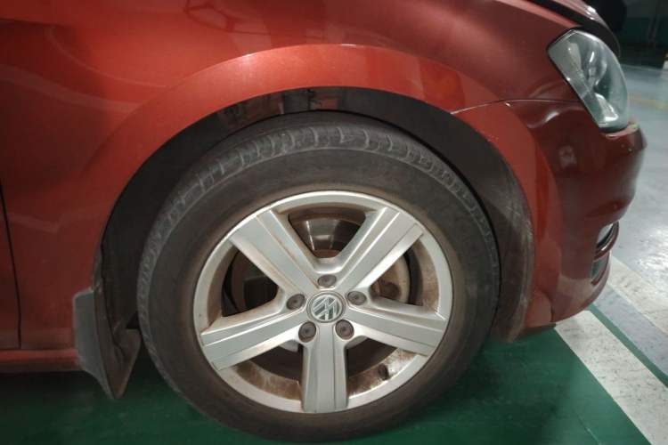 Used Volkswagen Golf 2016 1.6L Automatic Comfort Model Right Front Wheel Hub