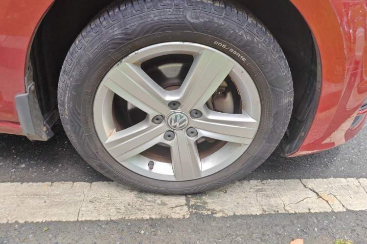 Used Volkswagen Golf 2016 1.6L Automatic Comfort Model Right Front Wheel Hub