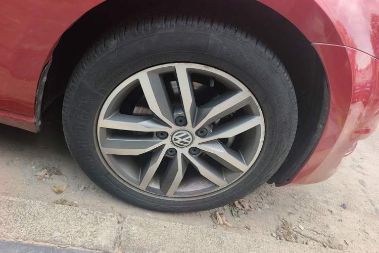 Used Volkswagen Golf 2016 230TSI Automatic Luxury Version Right Front Wheel Hub