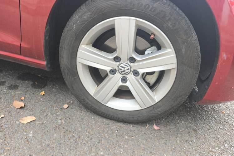 Used Volkswagen Golf 2016 230TSI Automatic Comfort Version Right Front Wheel Hub