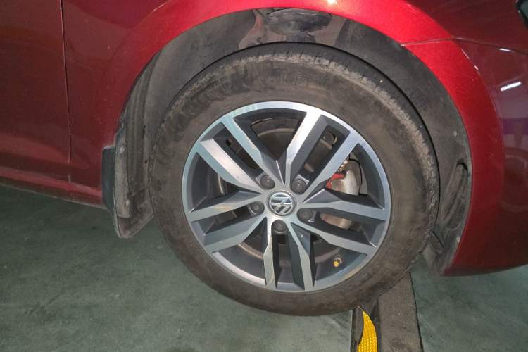 Used Volkswagen Golf 2016 230TSI Automatic Luxury Version Right Front Wheel Hub