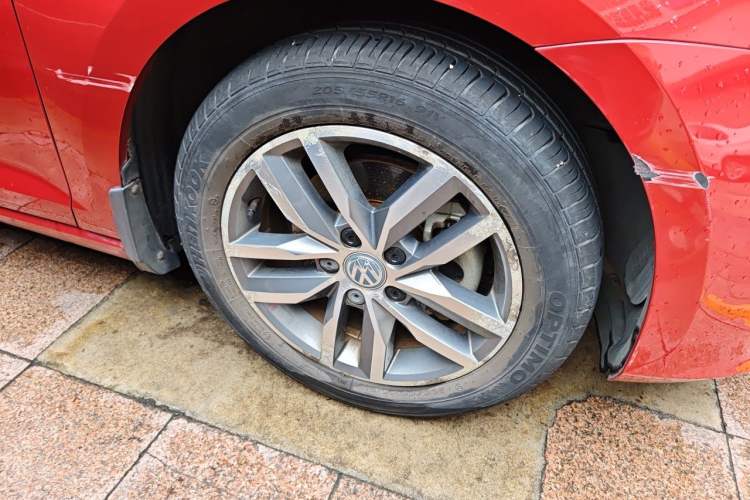 Used Volkswagen Golf 2016 230TSI Automatic Luxury Version Right Front Wheel Hub