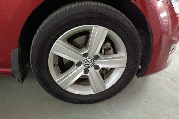 Used Volkswagen Golf 2016 230TSI Automatic Comfort Version Right Front Wheel Hub