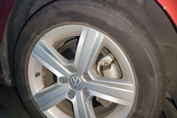 Used Volkswagen Golf 2016 1.6L Automatic Comfort Model Right Front Wheel Hub