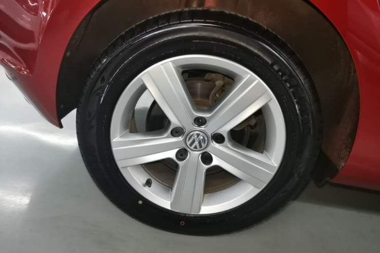 Used Volkswagen Golf 2016 1.6L Automatic Comfort Model Right Rear Wheel Hub