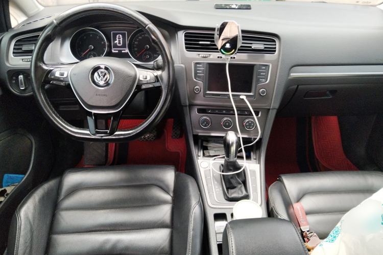 Used Volkswagen Golf 2016 230TSI Automatic Luxury Version Center Console