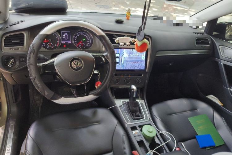 Used Volkswagen Golf 2016 230TSI Automatic Comfort Version Center Console