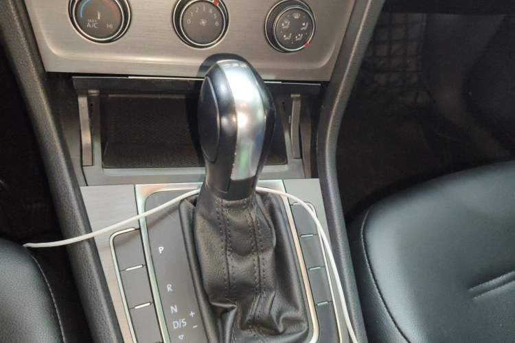 Used Volkswagen Golf 2016 230TSI Automatic Comfort Version Gear Lever