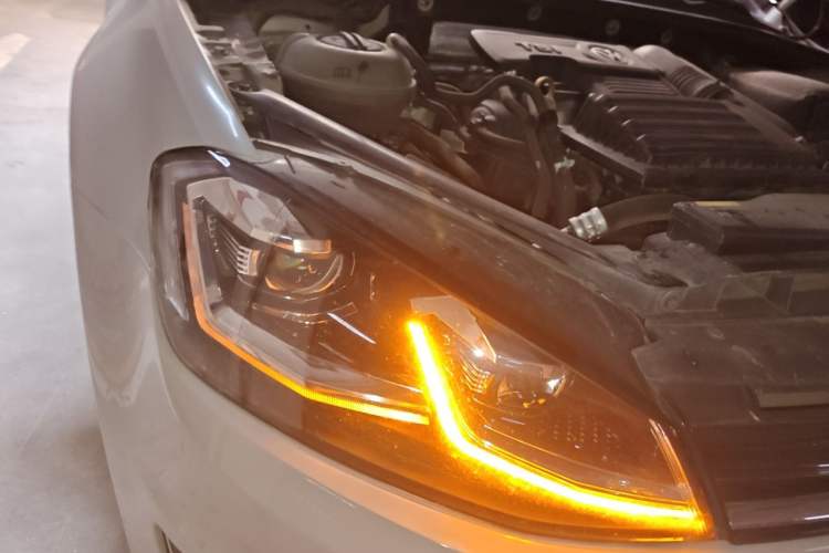 Used Volkswagen Golf 2016 230TSI Automatic Luxury Version Right Front Headlight