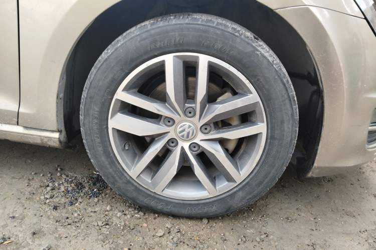 Used Volkswagen Golf 2016 230TSI Automatic Luxury Version Right Front Wheel Hub