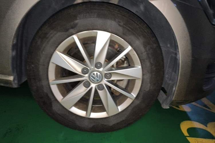 Used Volkswagen Golf 2016 1.6L Automatic Fashion Model Right Front Wheel Hub