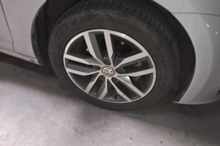 Used Volkswagen Golf 2016 230TSI Automatic Luxury Version Right Front Wheel Hub