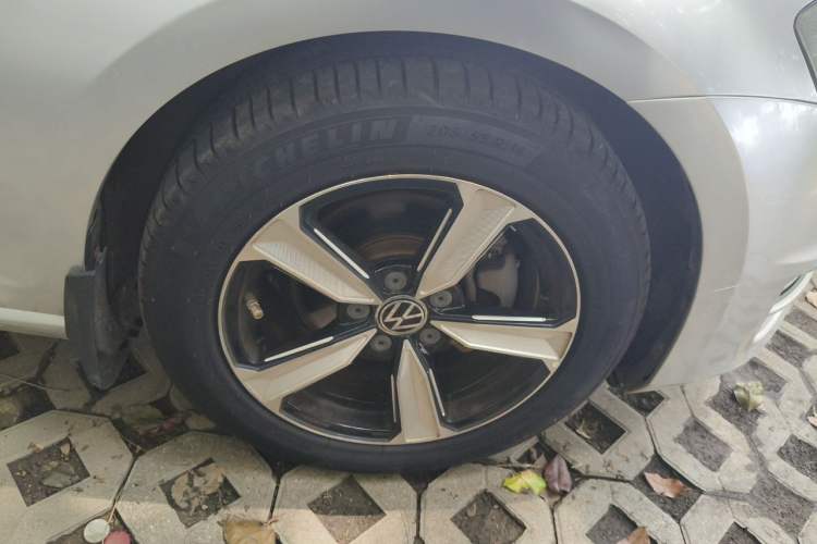 Used Volkswagen Golf 2016 230TSI Automatic Comfort Version Right Front Wheel Hub