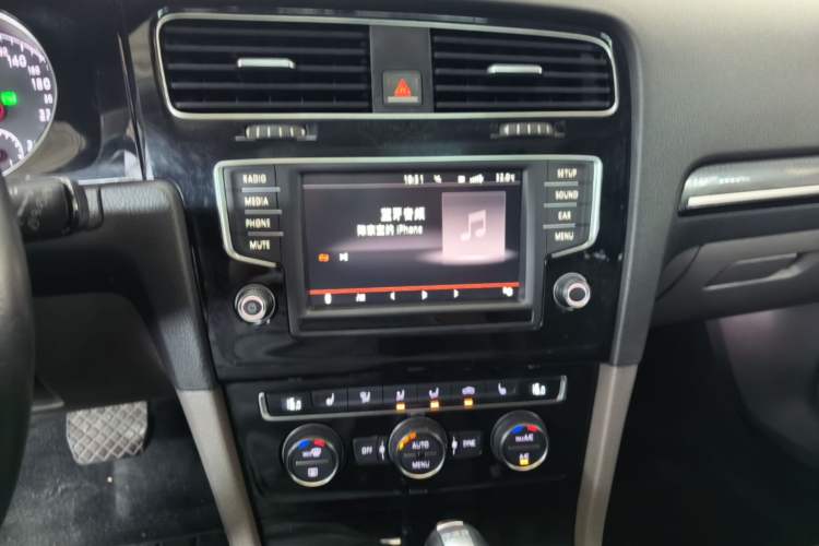 Used Volkswagen Golf 2016 280TSI Automatic Flagship Model Audio And AC Panel