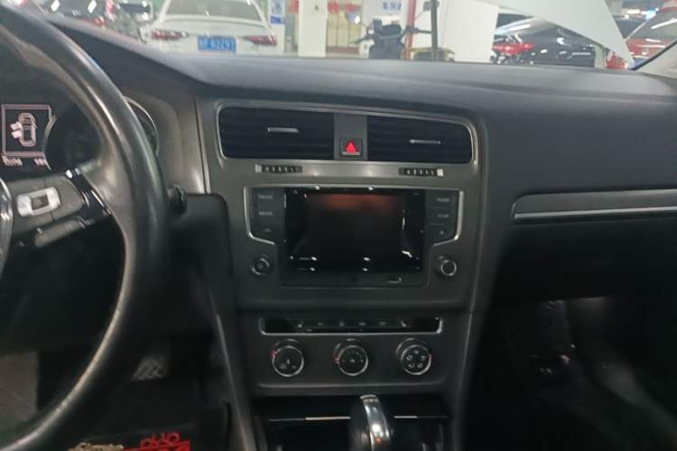 Used Volkswagen Golf 2016 230TSI Automatic Luxury Version Audio And AC Panel
