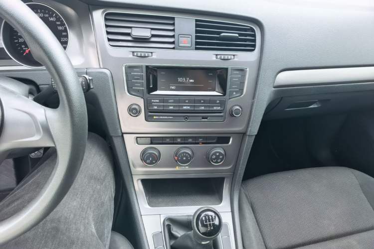 Used Volkswagen Golf 2016 1.6L Manual Fashion Edition Audio And AC Panel