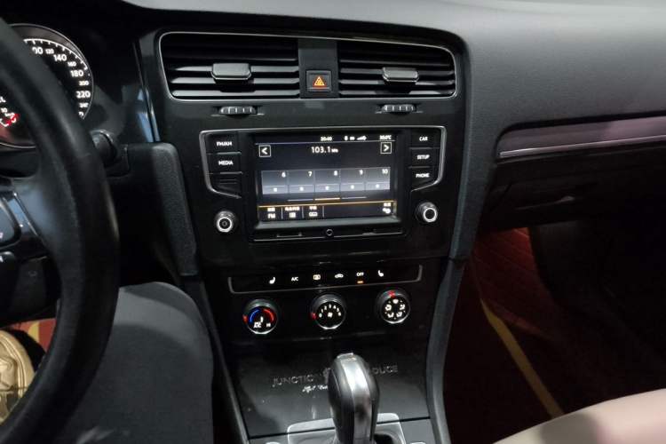 Used Volkswagen Golf 2016 230TSI Automatic Luxury Version Audio And AC Panel